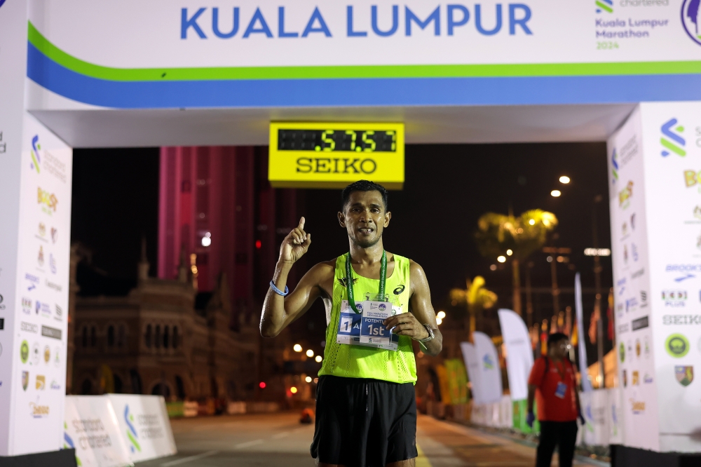 Malaysian Muhaizar Mohamad, won the Malaysia Men’s Open category at the Kuala Lumpur Standard Chartered Marathon 2024 held at Dataran Merdeka. Oct 6, 2024. — Bernama pic