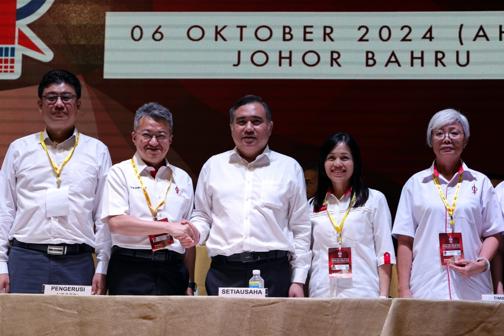 DAP Secretary-General Anthony Loke (centre) shakes hands with Johor DAP Chairman Liew Chin Tong (second left) at the Johor State DAP Ordinary Convention at Cathay Restaurant Eco Spring. Oct 6, 2024. — Bernama pic