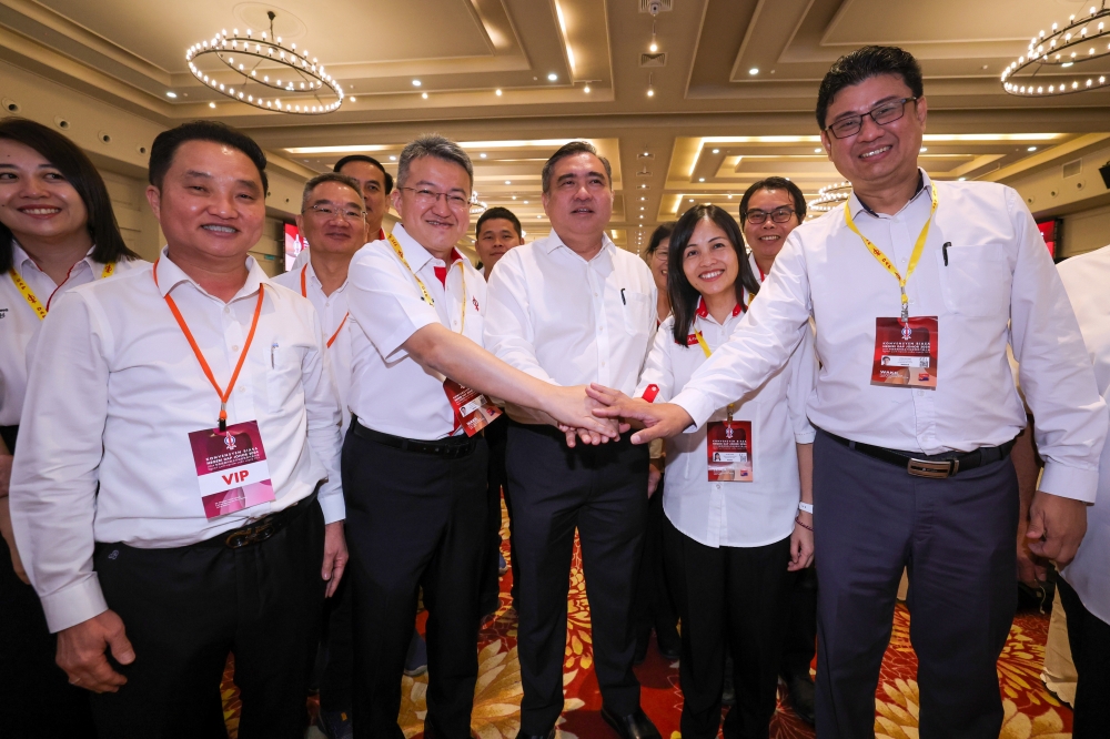 DAP secretary-general attends the Johor DAP Convention, flanked by chapter chairman Liew Chin Tong (left) and deputy Teo Nie Ching (right). — Bernama pic