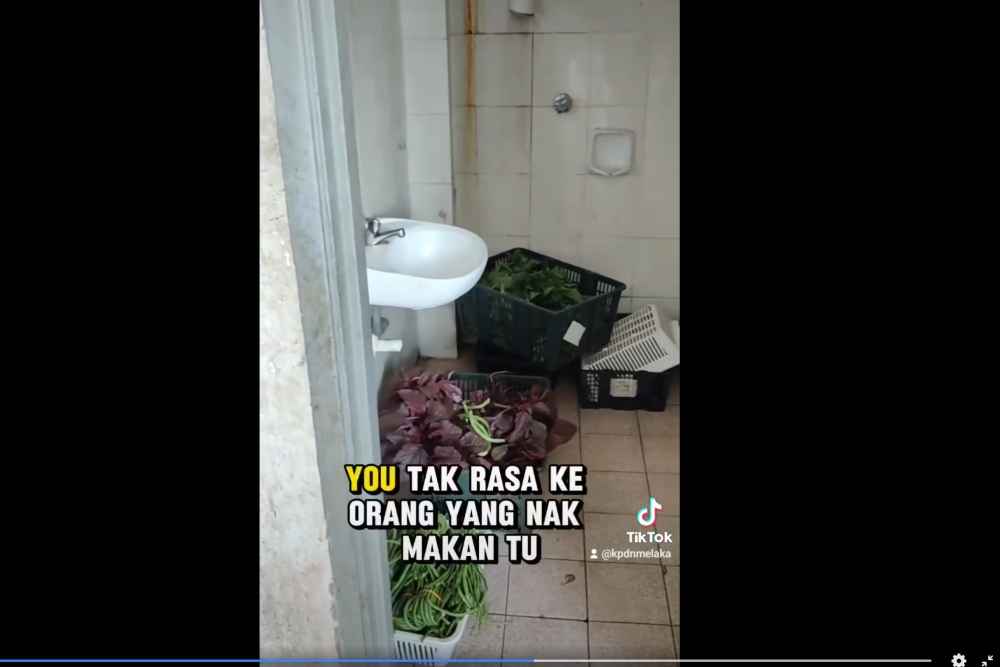 Melaka KPDN officers discover vegetables stored in the sundry shop toilet during an inspection at the Tanjung Minyak Industrial Park on September 30, 2024. — Screen grab from Facebook/KPDN Melaka