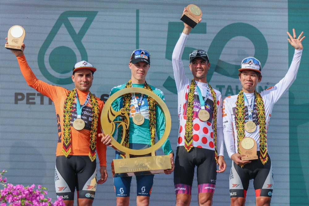 DSM-Firmenich PostNL team rider Max Poole (2nd left) claimed the overall winner title (Green Jersey); JCL Team UKYO rider Matteo Malucelli (left) won the King of the Sprint, Burgos BH rider Aparicio Munoz Mario (2nd right) won the Malaysia Tourism Polka Dot jersey, and JCL Team UKYO rider Manabu Ishibashi (right) won the Asian Rider of the Year award in race Le Tour de Langkawi 2024 for the 147.5km stage eight (Bintulu - Bintulu) October 6, 2024. — Bernama pic