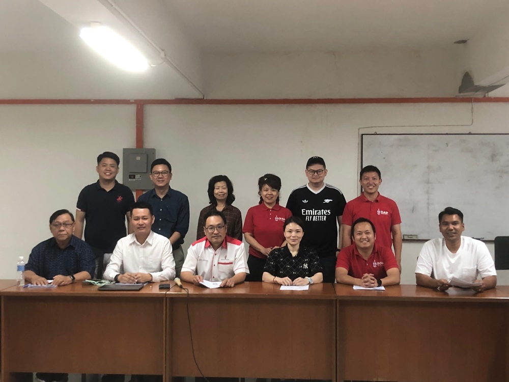 DAP Sarawak chairman Chong Chieng Jen (seated, 3rd left) is pictured with four other DAP Sarawak MPs after the meeting. — The Borneo Post pic 