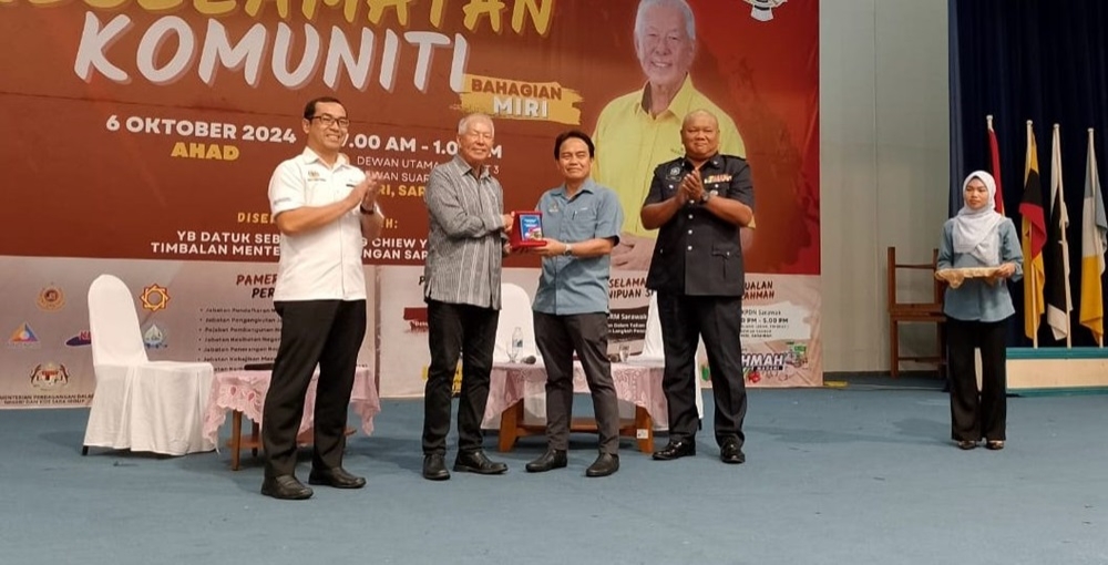 Deputy Minister of Tourism, Creative Industry and Performing Arts Datuk Sebastian Ting (2nd left) receives a memento as a token of appreciation from Mohammad Haffizie, as others look on. — The Borneo Post pic 