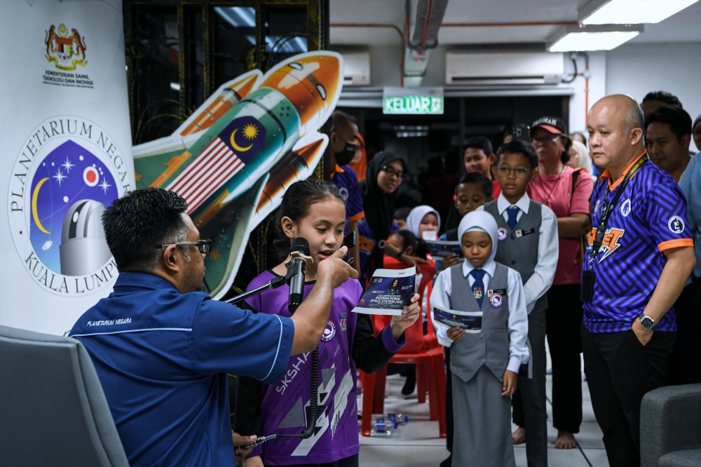 A student from Sekolah Kebangsaan Sultan Hisamuddin Alam Shah, Kuala Lumpur communicates with Nasa astronaut Captain Sunita Williams through the Amateur Radio Station during the ‘ISS Contact 2024’ programme at the National Planetarium in Kuala Lumpur October 7, 2024. — Bernama pic