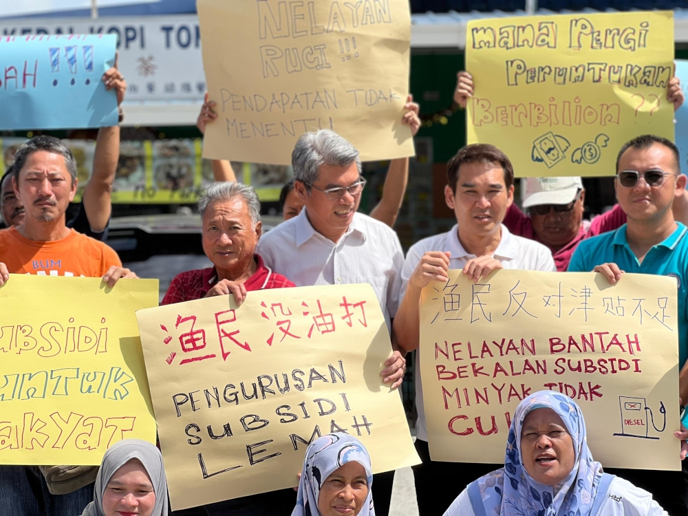 The Sandakan Fishing Association (Sandakan Tongkang) had a peaceful protest last Sunday to urge the authorities to increase their subsidised diesel quota and investigate the activities of the district’s fishing association (PNK). — Picture courtesy of Elopura assemblyman Calvin Chong