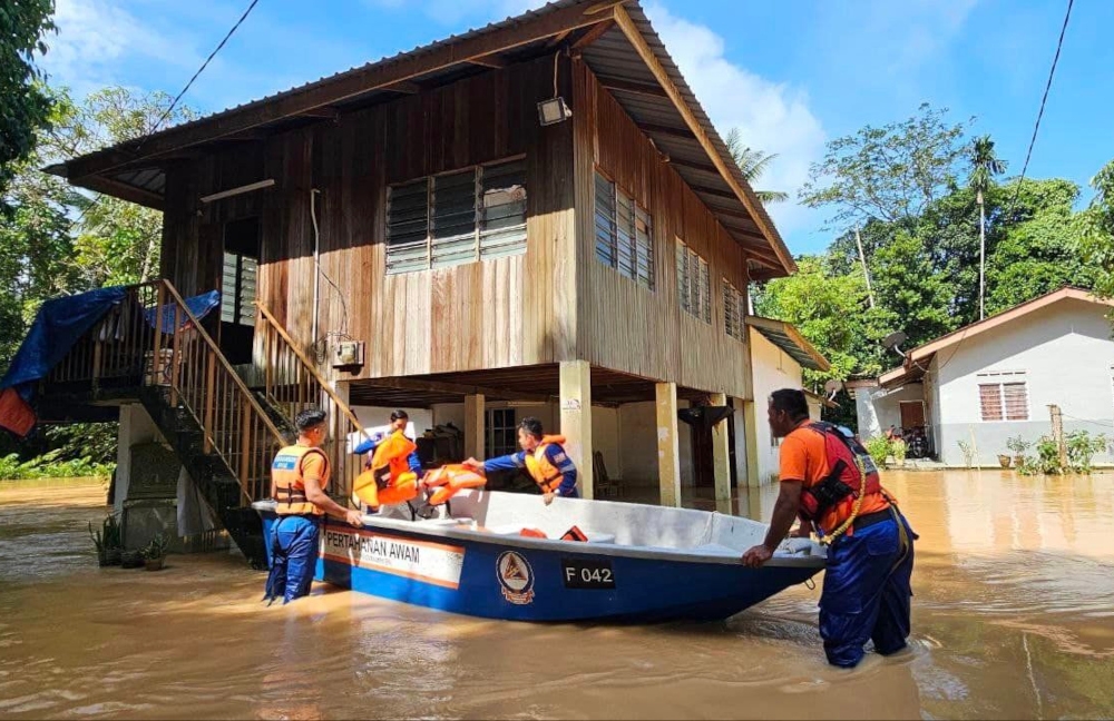 Civil Defence Force personnel help in the evacuation of flood victims in Baling, Kedah, October 8, 2024. Earlier this morning, the Fire and Rescue Department successfully rescued 28 individuals trapped by floods in Kampung Banggol Deram, Baling. — Picture from Facebook/APM Daerah Baling