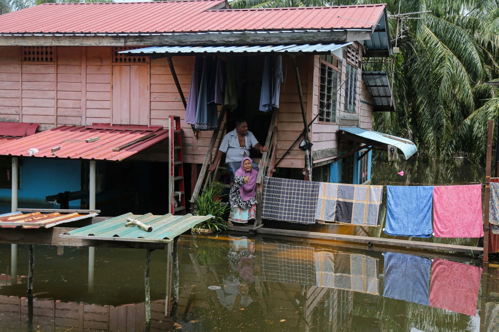 In Kedah, the number of evacuees has risen to 1,157 people, from 347 families, as of 4 this afternoon; up from 439 people, from 122 families, reported this morning. Kota Setar and Baling are among the latest districts affected by floods. — Bernama pic