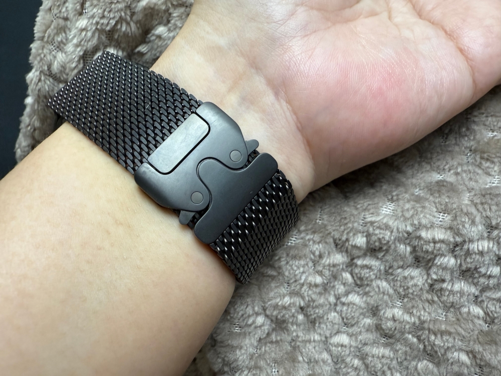 The clasp of the new Milanese loop is both aesthetically pleasing and practical, and passes my own one-handed test. — Picture by Erna Mahyuni