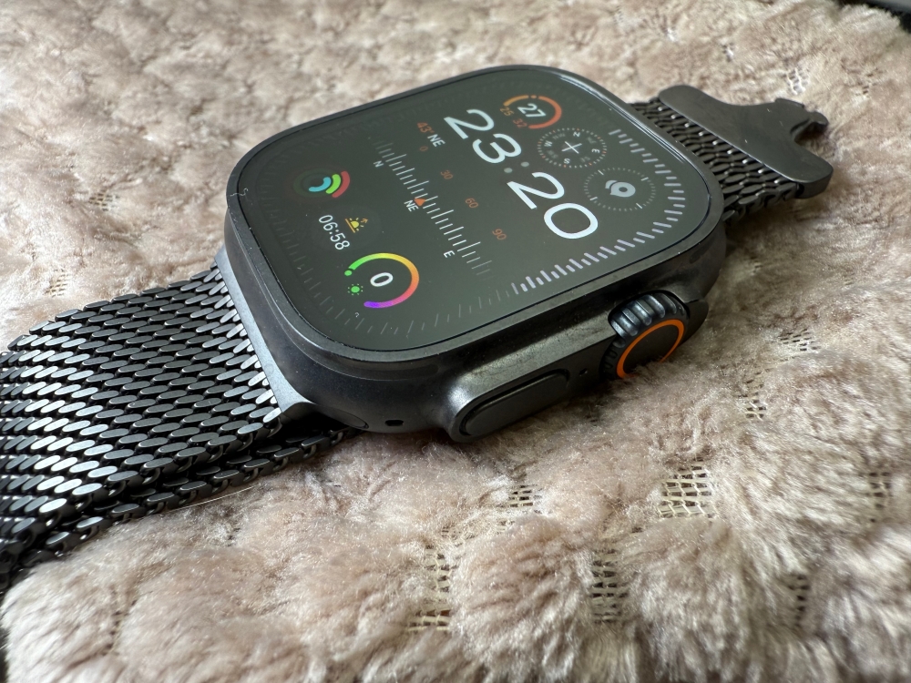 Grime will show up differently on the Watch Ultra 2 in black and depending on your tastes, it might be a good or bad thing. — Picture by Erna Mahyuni