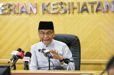 Health Minister: Retailers can meet tobacco display ban by installing screens