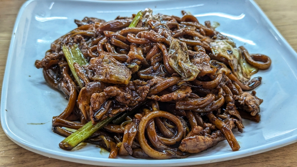 The Hokkien mee that made Lian Bee an icon of KL city centre nightlife. — Picture by Ethan Lau
