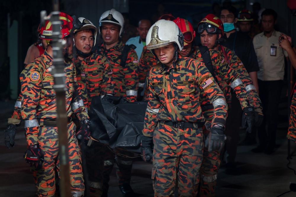 Members of the Fire and Rescue Department in Melaka successfully retrieved a foreign construction worker who died in a building collapse incident at Jalan Bukit Senjuang last night. — Bernama pic