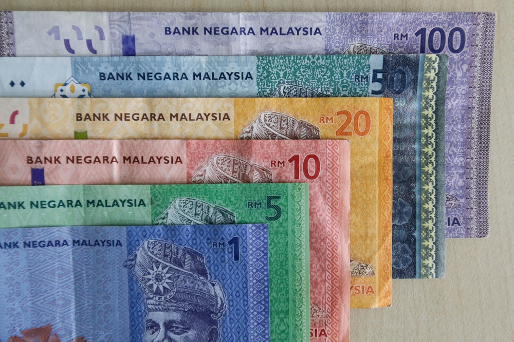The ringgit is projected to trade sideways against the US dollar next week amid worries over China’s economy and rising geopolitical risks, ahead of Malaysia’s Budget 2025. — Picture by Sayuti Zainudin