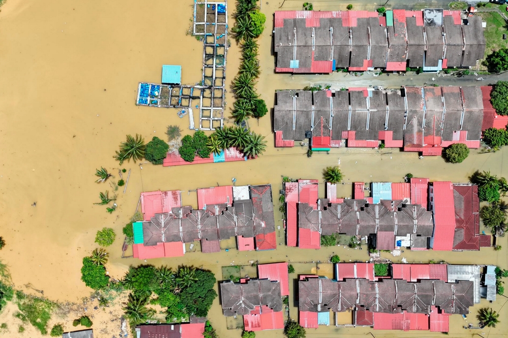 Overhead view of the flooding in Taman Slim Permai due to the rising levels of Slim River after heavy rain. — Bernama pic