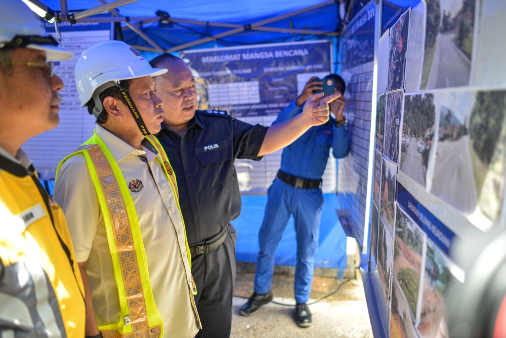 Deputy Works Minister Datuk Seri Ahmad Maslan looks at images and plans of the landslide incident at Jalan E6, Taman Melawati, Ampang October 16, 2024. — Bernama pic