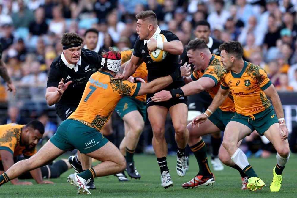 While national unions in South Africa, Australia and New Zealand back the proposal, French rugby officials oppose 20-minute red card trial as debate intensifies among top players.— AFP pic