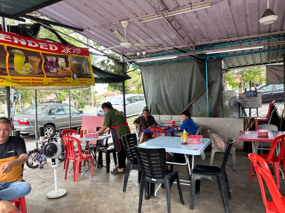 Find a table at this roadside stall and enjoy their snacks, ‘chee cheong fun’ and ‘yong tau foo’. —Picture by Lee Khang Yi