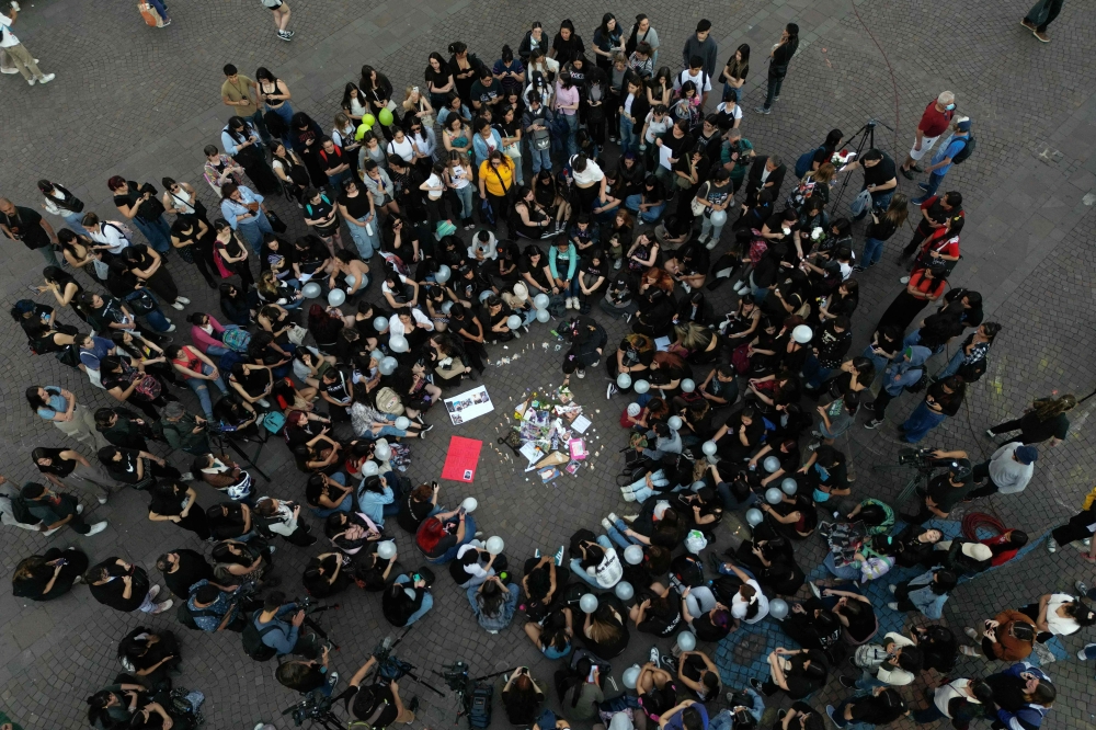 Fans pay tribute to the late British singer Liam Payne at the Obelisco in Buenos Aires. — AFP