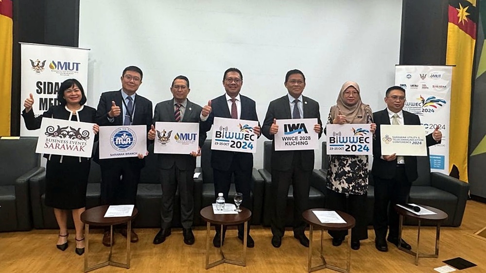 Minister of Utility and Telecommunication Datuk Seri Julaihi Narawi (centre) poses for a picture during a photocall at the press conference. — The Borneo Post pic 