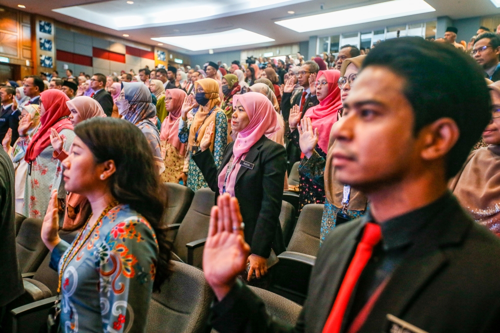 A general picture of the civil servants recite the vows during the assembly in Putrajaya January 19, 2024. Cuepacs has urged civil servants to be fully committed to ensuring the government’s dedication to improving the public service delivery system to the people is implemented effectively. — Picture by Hari Anggara
