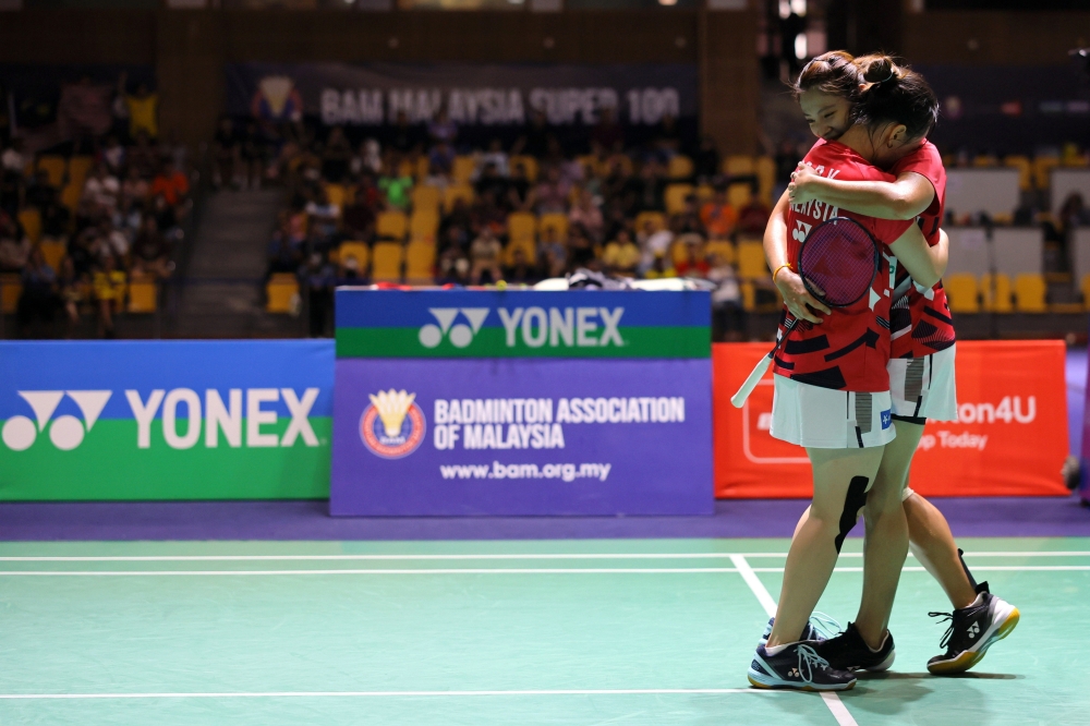 National women’s doubles players, Go Pei Kee and Teoh Mei Xing, celebrating their victory against Taiwanese players, Nicole Gonzales Chan and Yang Chu Yun, during the final round of the Malaysia Super 100 Championship at Stadium Juara today. — Bernama pic