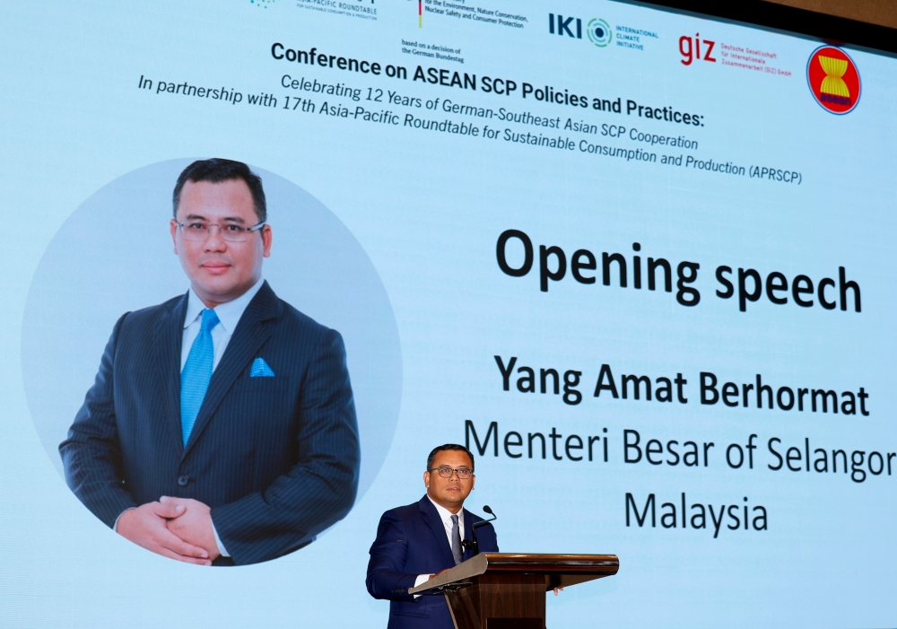 Selangor Menteri Besar Datuk Seri Amirudin Shari delivers a speech to officiate the Conference on Asean SCP Policies and Practices at i-City in Shah Alam October 21, 2024. — Bernama pic