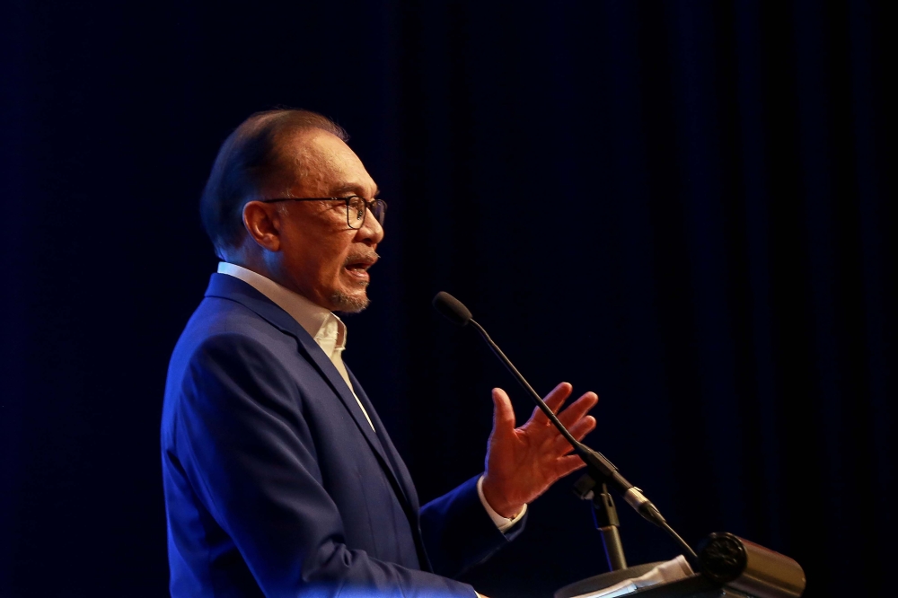 Anwar was responding to a supplementary question from Pasir Gudang MP Hassan Abdul Karim, who suggested that only professionals should be appointed to GLC positions, excluding those with political backgrounds. — Picture by Sayuti Zainudin