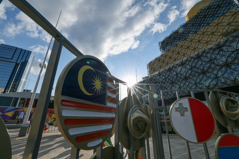 A giant pin of the Jalur Gemilang is among flags of Commonwealth countries on display in Birmingham during the 2022 Birmingham Commonwealth Games in this file picture dated July 27, 2022. OCM secretary-general Datuk Mohd Nazifuddin Najib described the move by Glasgow to drop, among others, badminton, diving, hockey and squash from the schedule, as inevitable. — Bernama pic