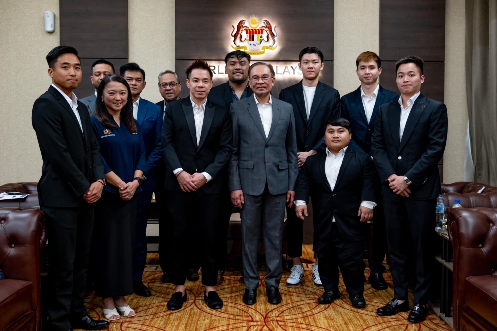 Datuk Seri Anwar Ibrahim meets Lee Zi Jia, Aaron Chia, Soh Wooi Yik, Cheah Liek Hou, Bonnie Bunyau Anak Gustin, Muhammad Ziyad Zolkefli and Eddy Bernard, who won medals in Paris. — Picture from Facebook/Anwar Ibrahim