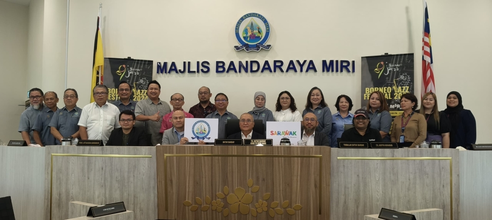 Yii (centre), MCC representatives and BJF organisers in a photo call after a press conference. — Pic via The Borneo Post 