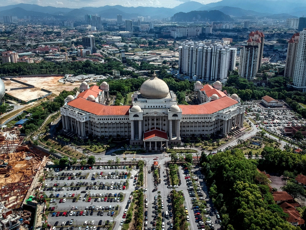 Testifying in the Kuala Lumpur High Court, the former chair of the special task force set up by the Home Ministry Datuk Abdul Rahim Uda emphasised that the untraced owner of a gold-coloured Toyota Vios plays a pivotal role in connecting the two mysterious disappearances of social activist Amri Che Mat and Pastor Raymond Koh. — Bernama pic 