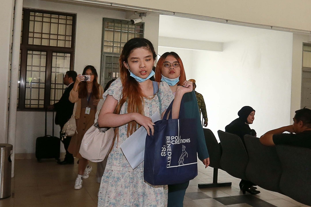 Adeline Chang Pei Yi (left) and sister Alice Chang arrive at the Sepang Sessions Court on October 24, 2024. — Picture by Sayuti Zainudin