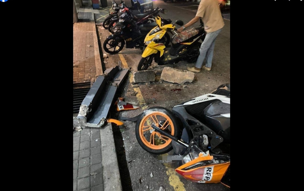 The report stated that two children, an adult man, and six motorcycles were struck by the falling cement wall from above the Domino’s Pizza branch in Bukit Baru.