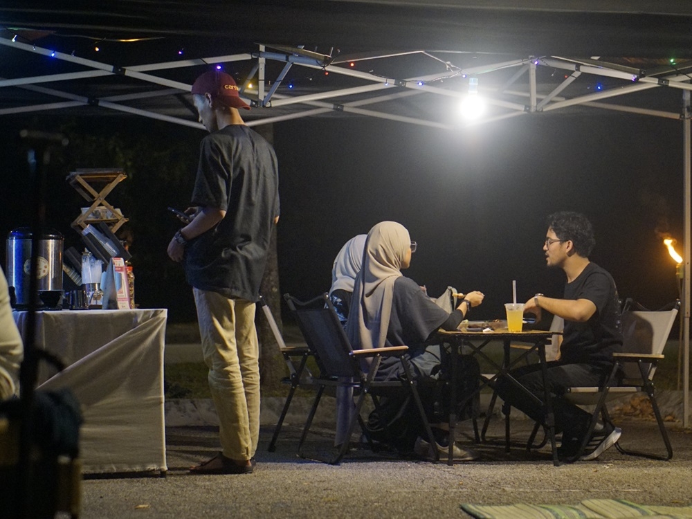 The ‘healing chairs’ trend is being embraced by many Malaysians because of its convenience. — Picture by Arif Zikri