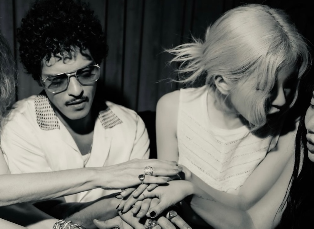 All hands in! Rosé and Bruno Mars playing the ‘Apateu’ drinking game. — Picture from Instagram/brunomars