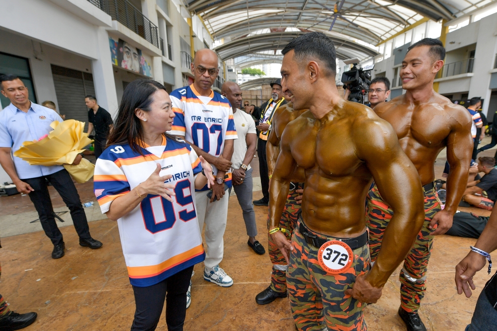 Youth and Sports Minister Hannah Yeoh mingles with participants of the Mr Enrich 2024 Men’s Physique & Bodybuilding Competition in Seri Kembangan October 27, 2024. — Bernama pic