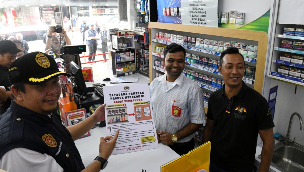 Deputy Health Minister Datuk Lukanisman Awang Sauni said that the ministry has found no evidence of overwork or bullying in the death of a doctor at Seberang Jaya Hospital earlier this year. — Bernama pic