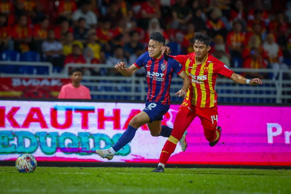 Johor Darul Ta’zim (JDT) player Arif Aiman Mohd Hanapi (left) is challenged by Selangor FC player Ahmad Zikri Mohd Khalili during the 2024-2025 Super League match in Petaling Jaya October 27, 2024. — Bernama pic