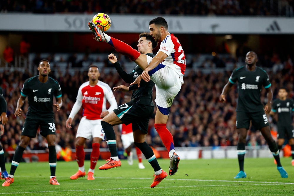 Arsenal and Liverpool’s thrilling 2-2 draw on Sunday allowed Manchester City to end the weekend on top of the Premier League. — Reuters pic