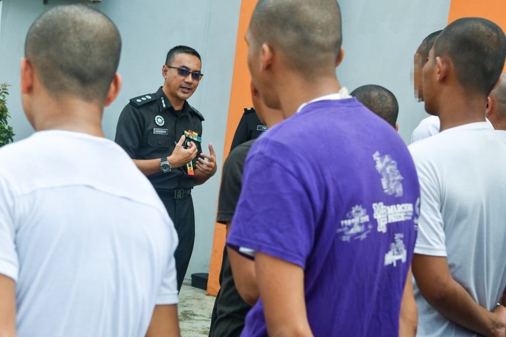 Ahmad Zulkarnain Abdul Khalid briefing prospects released through the Licensed Free Persons (OBB) in conjunction with Deepavali at PPA Machang today. — Bernama pic