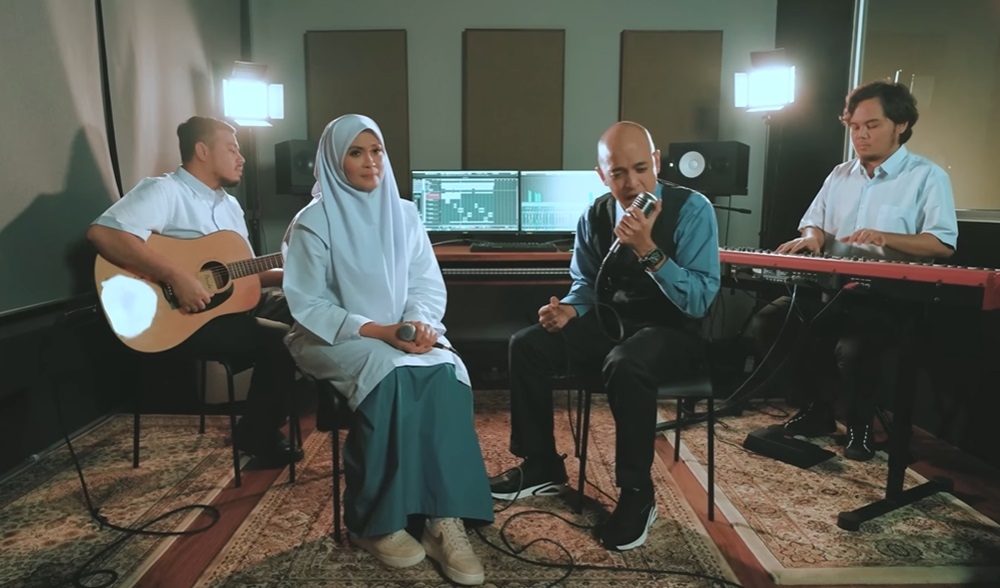 (From left) Singers Siti Nordiana and Tomok perform ‘Memori Mungkin Berulang’ in a scene from the official acoustic version of the music video. — Picture via YouTube/Siti Nordiana
