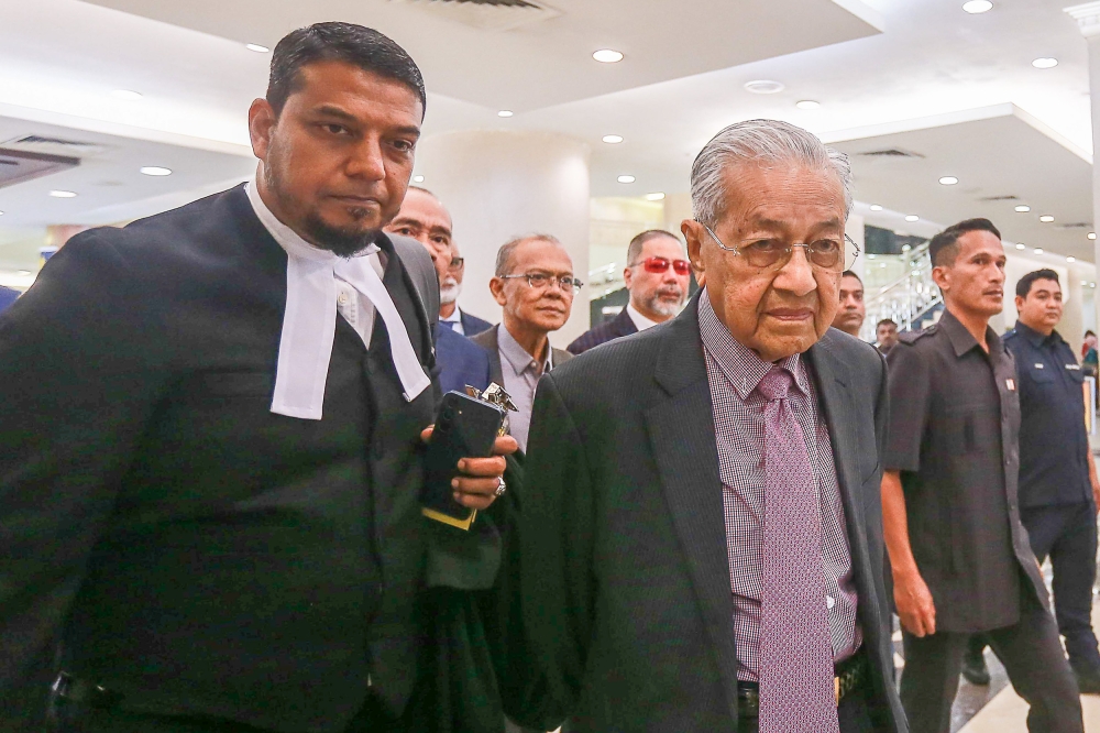 Former prime minister Tun Dr Mahathir Mohamad argued that a statement made by Umno President Datuk Seri Dr Ahmad Zahid Hamidi in July 2017 might have been ignored if he were a mere ‘kacang putih’ seller. — Picture by Sayuti Zainudin