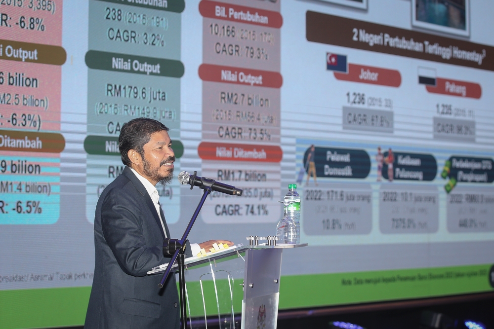 Chief Statistician Datuk Seri Dr Mohd Uzir Mahidin said Pneumonia supersedes ischaemic heart disease as the principal cause of death for the first time in two decades. — Picture by Yusof Mat Isa