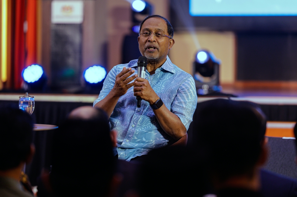 Higher Education Minister Datuk Seri Dr Zambry Abd Kadir said the government always prioritises the safety and welfare of Malaysian students in the Middle East. — Bernama pic