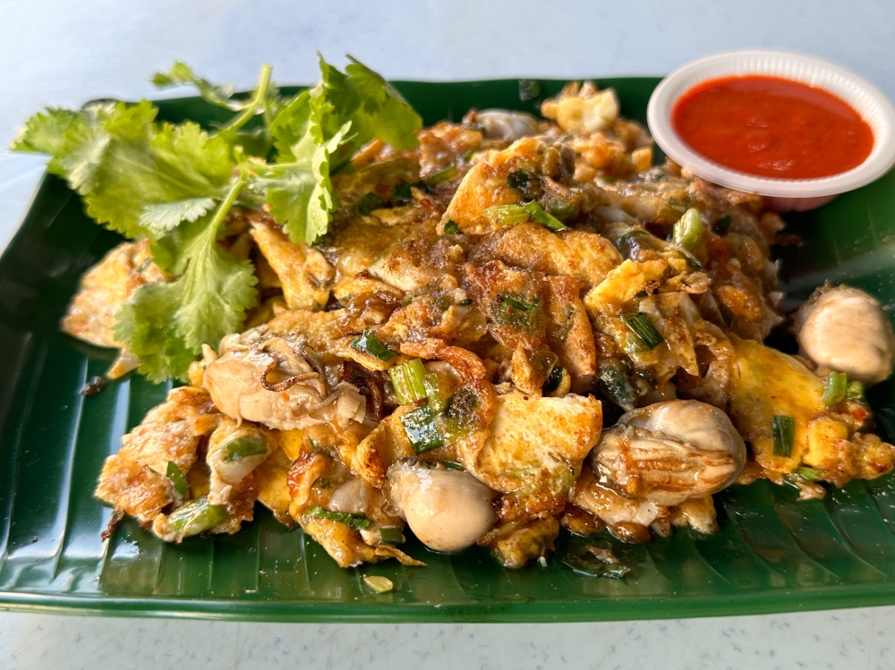 Hooray! It's a well-executed oyster omelette with fluffy eggs that have brown edges, starch and juicy oysters. — Picture by Lee Khang Yi