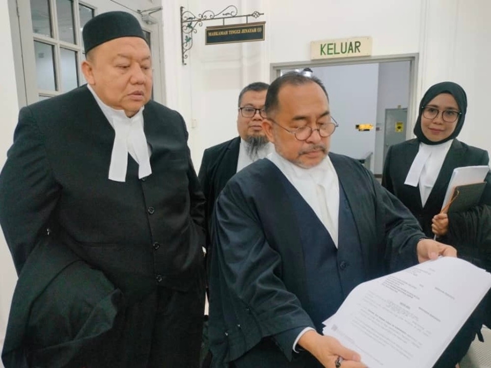 Lead counsel Datuk Rosli Kamaruddin, who is acting on behalf of Global Ikhwan Services and Business Holdings (GISBH) Sdn Bhd chief executive officer Datuk Nasiruddin Mohd Ali, with the documents for the habeas corpus application at the Johor Baru High Court October 30, 2024. — Picture by Ben Tan 