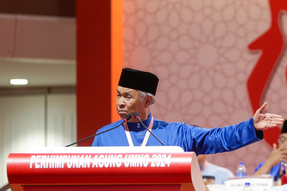 Zahid Hamidi says he and Umno-BN believe Najib is on the right side and will continue to back his quest for justice in the 1MDB saga. — Picture by Raymond Manuel