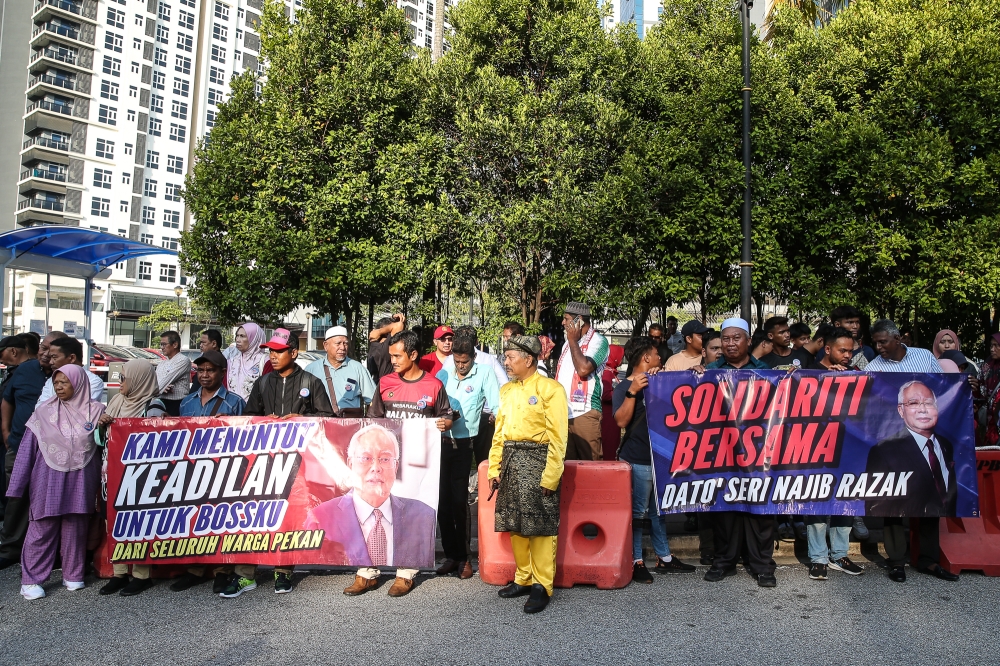 Supporters of former prime minister Datuk Seri Najib Razak gathered outside the Kuala Lumpur High Court Complex October 30, 2024. — Picture by Yusof Mat Isa
