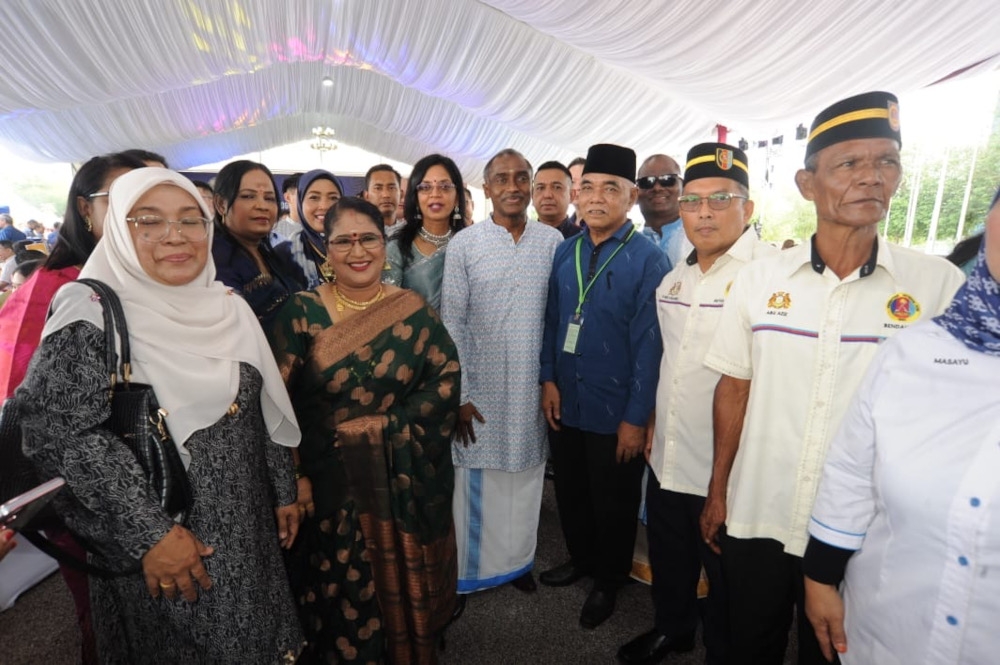 Chinese flag waving incident in Taman Sentosa: Cops record statements ...