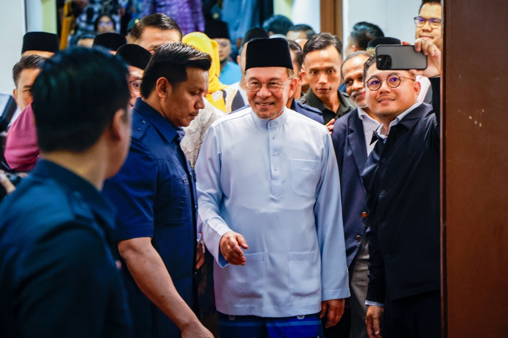 Prime Minister Datuk Seri Anwar Ibrahim at Temu Anwar programme at  Universiti Pertahanan Nasional Malaysia in Sungai Besi, Kuala Lumpur on November 1, 2024. — Picture by Firdaus Latif